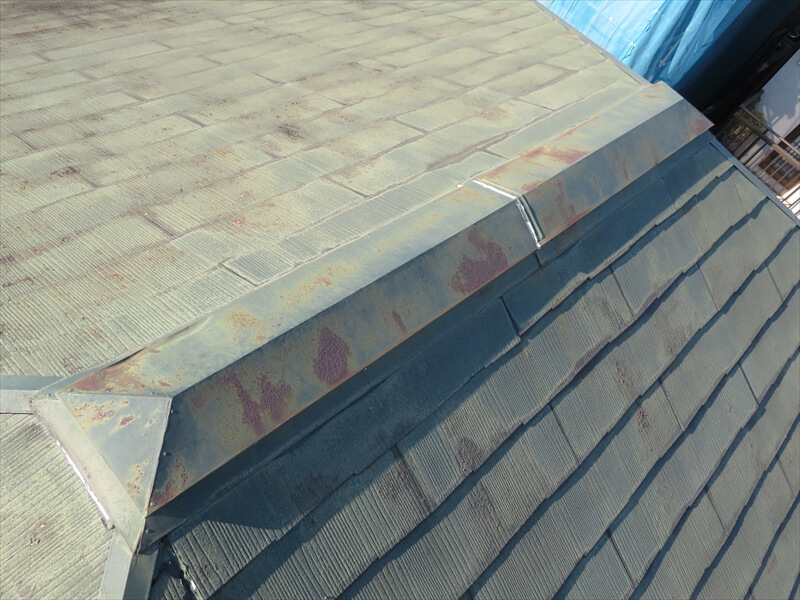 屋根の板金部分には塗膜が薄れてサビが出ていました。
